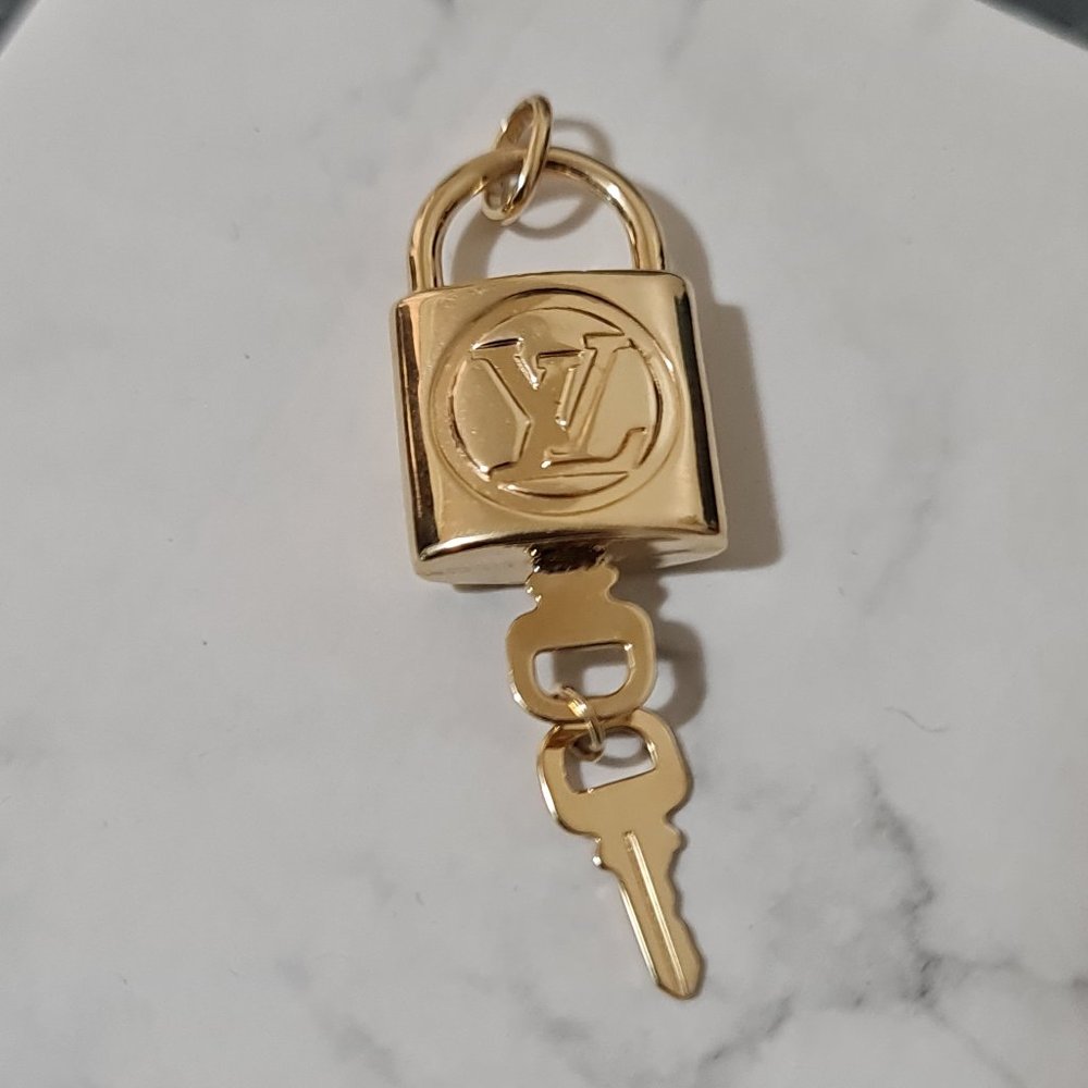 18k gold pendant with unique design